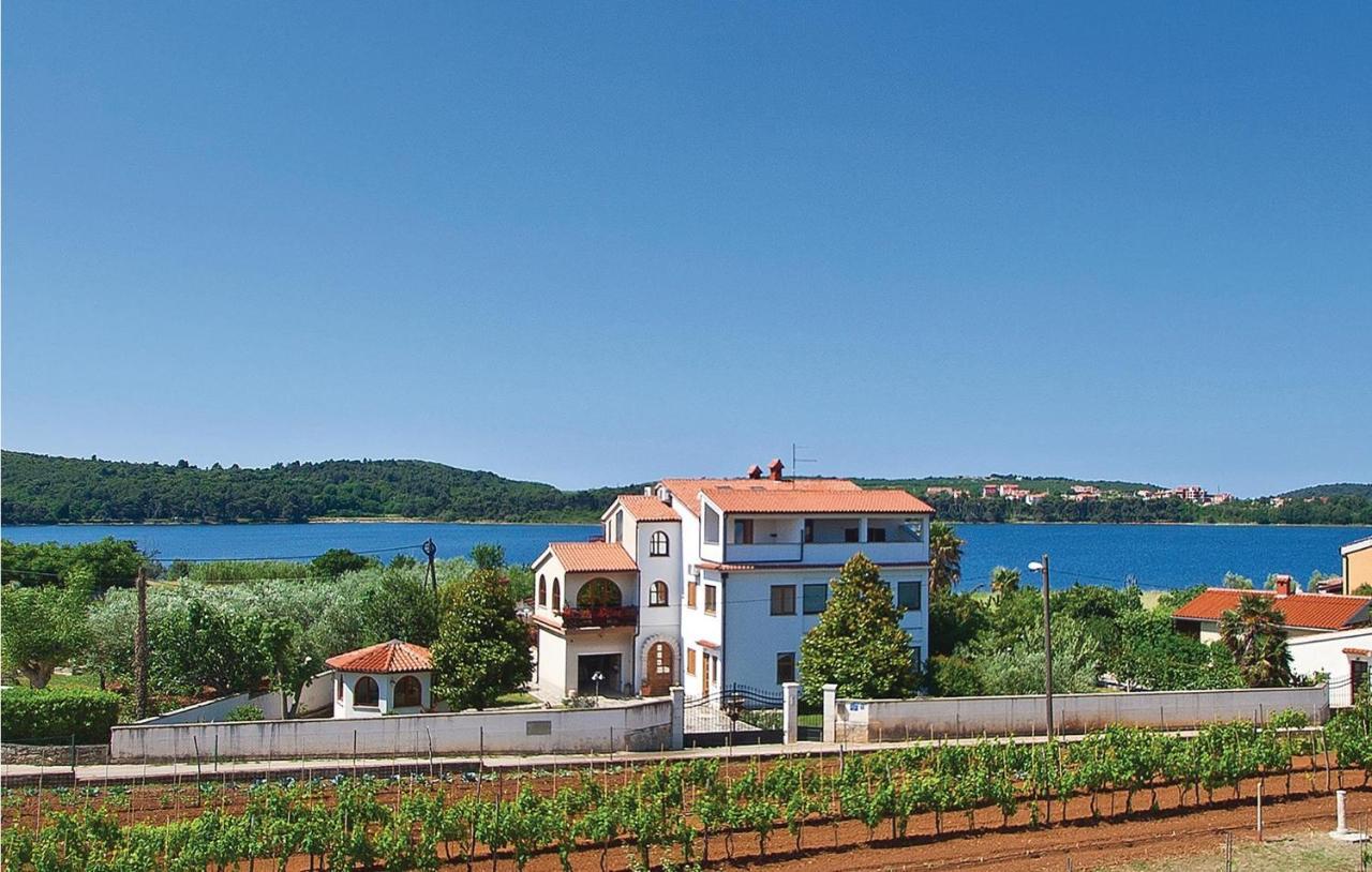 Beautiful Apartment In Pula With Kitchen Apartma