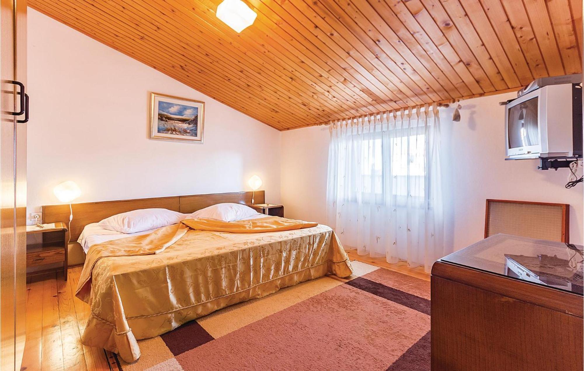 Beautiful Apartment In Pula With Kitchen