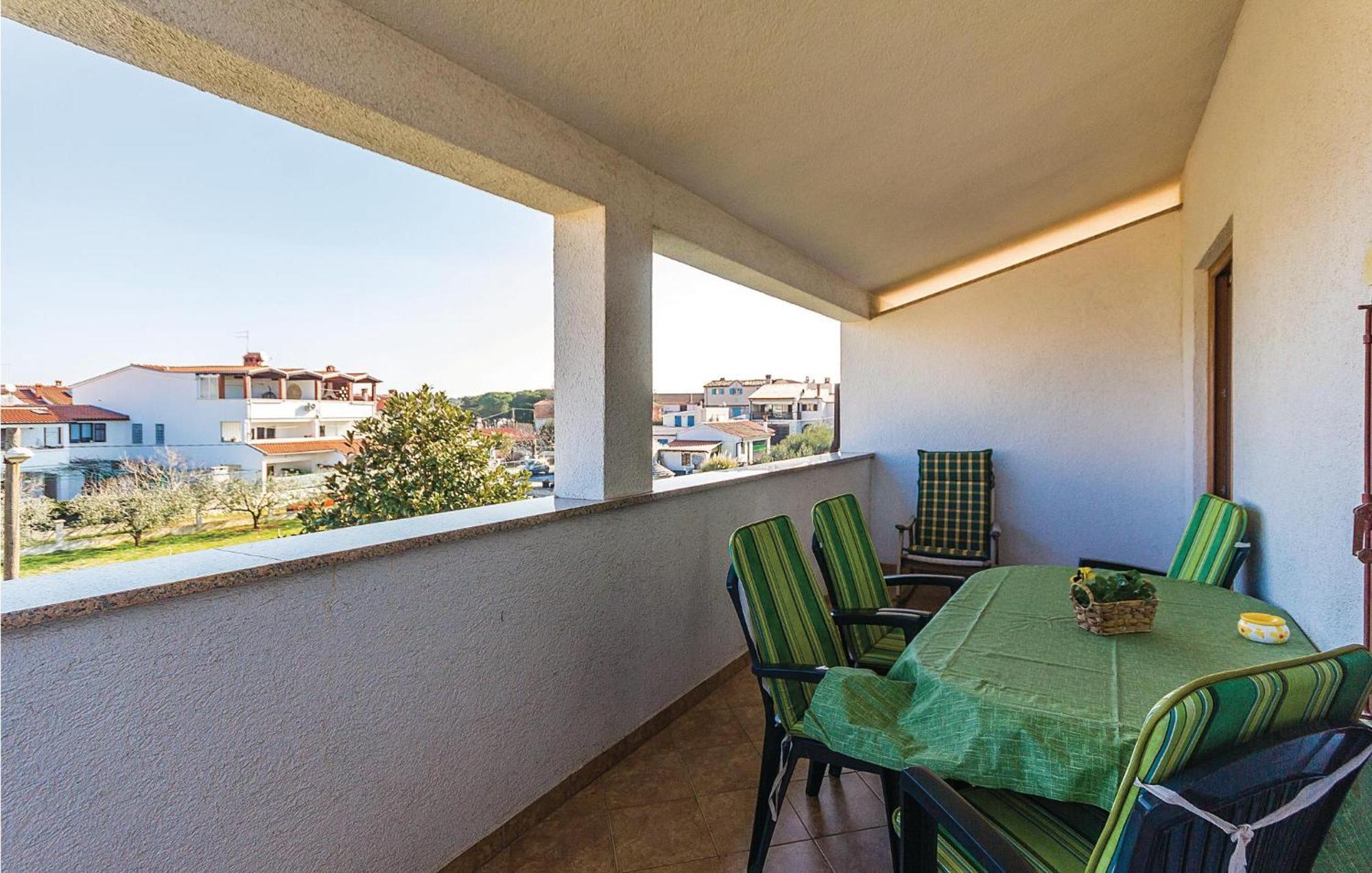Beautiful Apartment In Pula With Kitchen Pula